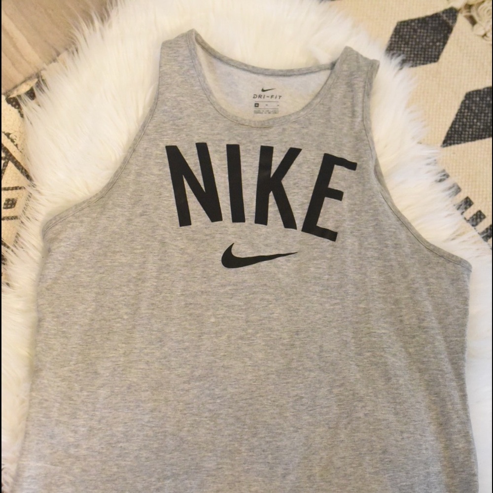 N I K E • athletic shirt